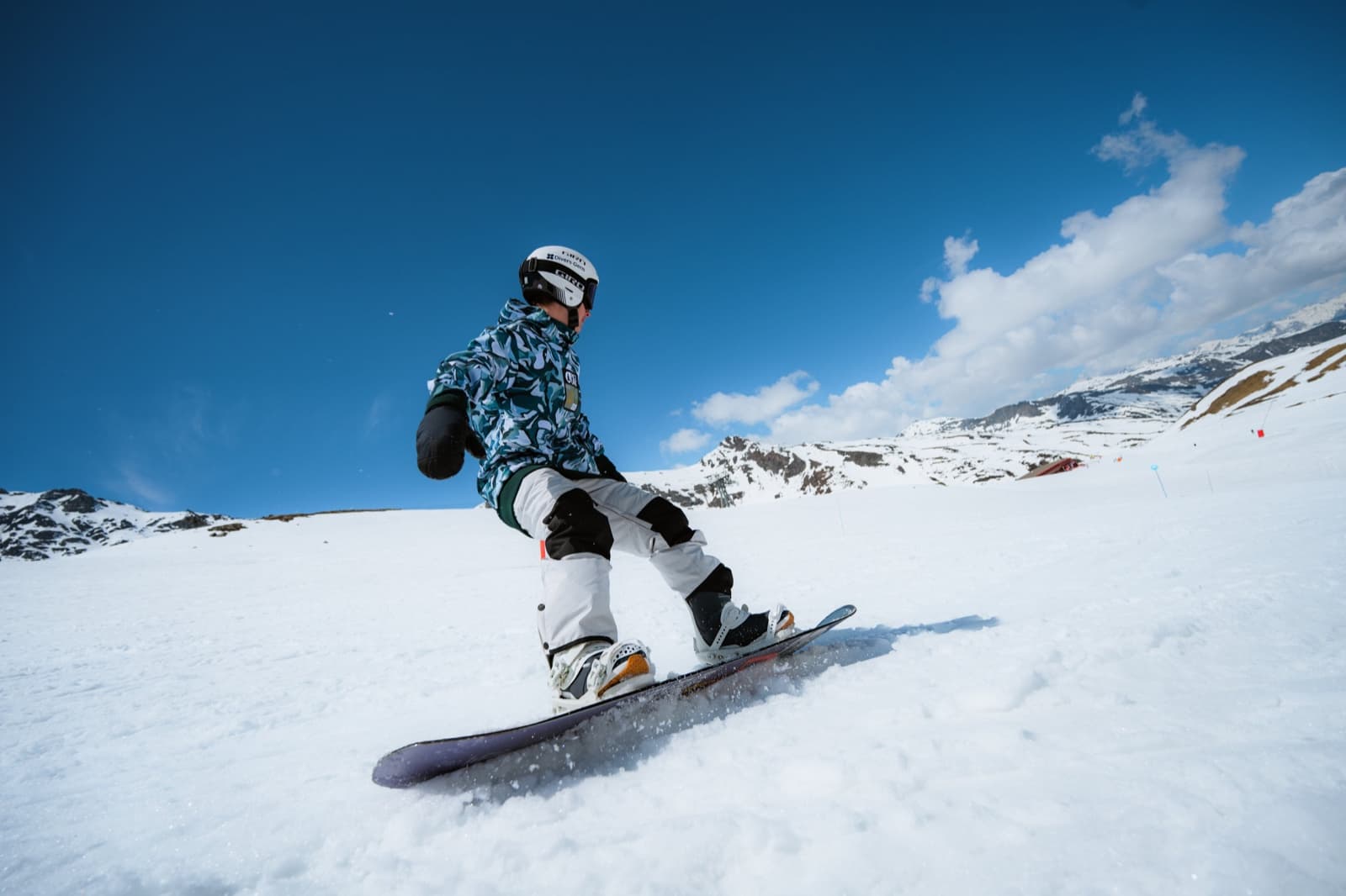 Milena Surreau en action de para snowboard