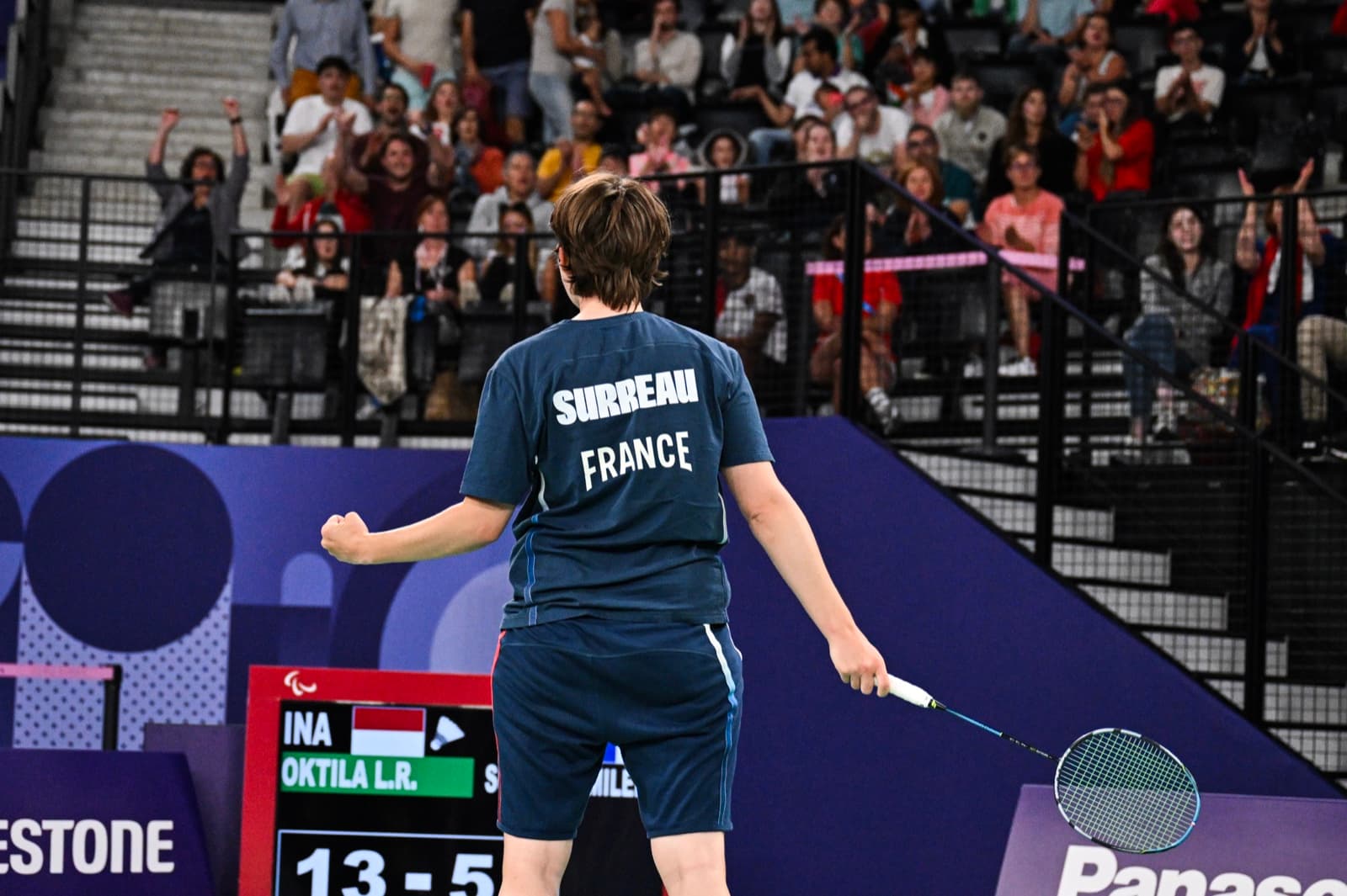 Milena Surreau de dos, poing serré devant le tableau de score